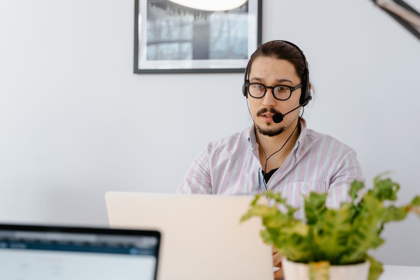Atendente da Certivale em videochamada com um cliente