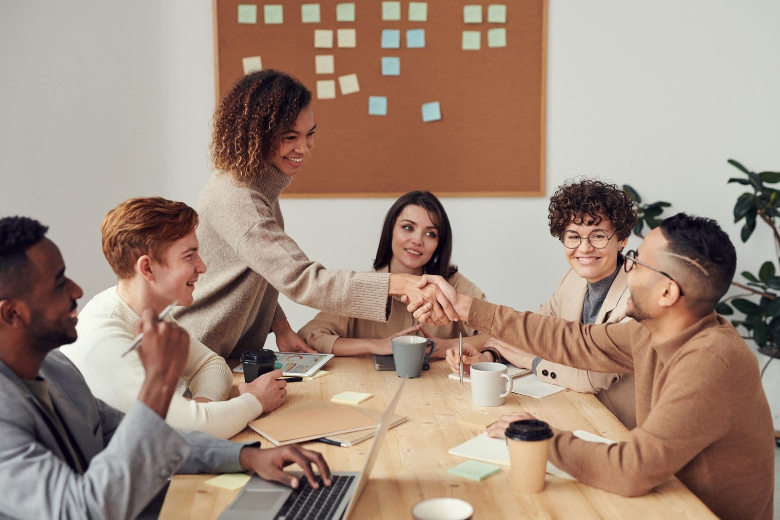 Equipe reunida em uma sala de reuniões durante atendimento na empresa