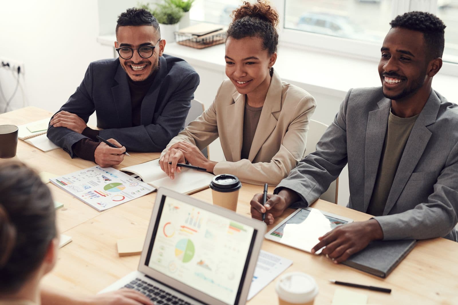 Equipe analisando documentos durante o processo de atendimento